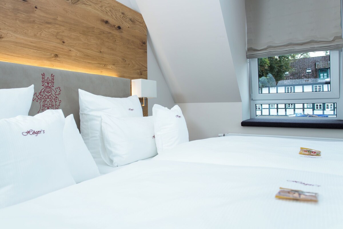 Deluxe Room, Non Smoking, City View | Hypo-allergenic bedding available, in-room safe, desk