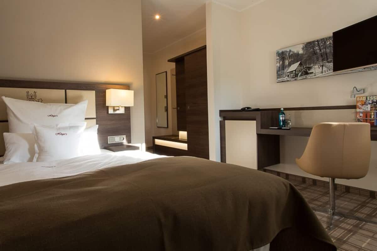 Deluxe Single Room, Private Bathroom | 1 bedroom, hypo-allergenic bedding, in-room safe, desk