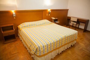 ミニバー、デスク、遮光カーテン、アイロン / アイロン台