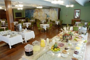 朝食 (ビュッフェ)、毎日提供 (無料)