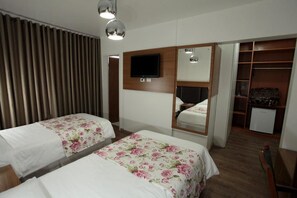 Minibar, escritorio, cortinas blackout y tabla de planchar con plancha 
