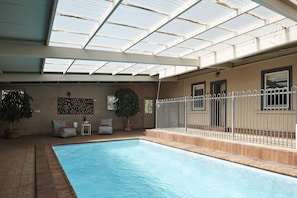 Indoor pool, a heated pool - Tomfoolery Winegrower's Cottage (Light Pass)