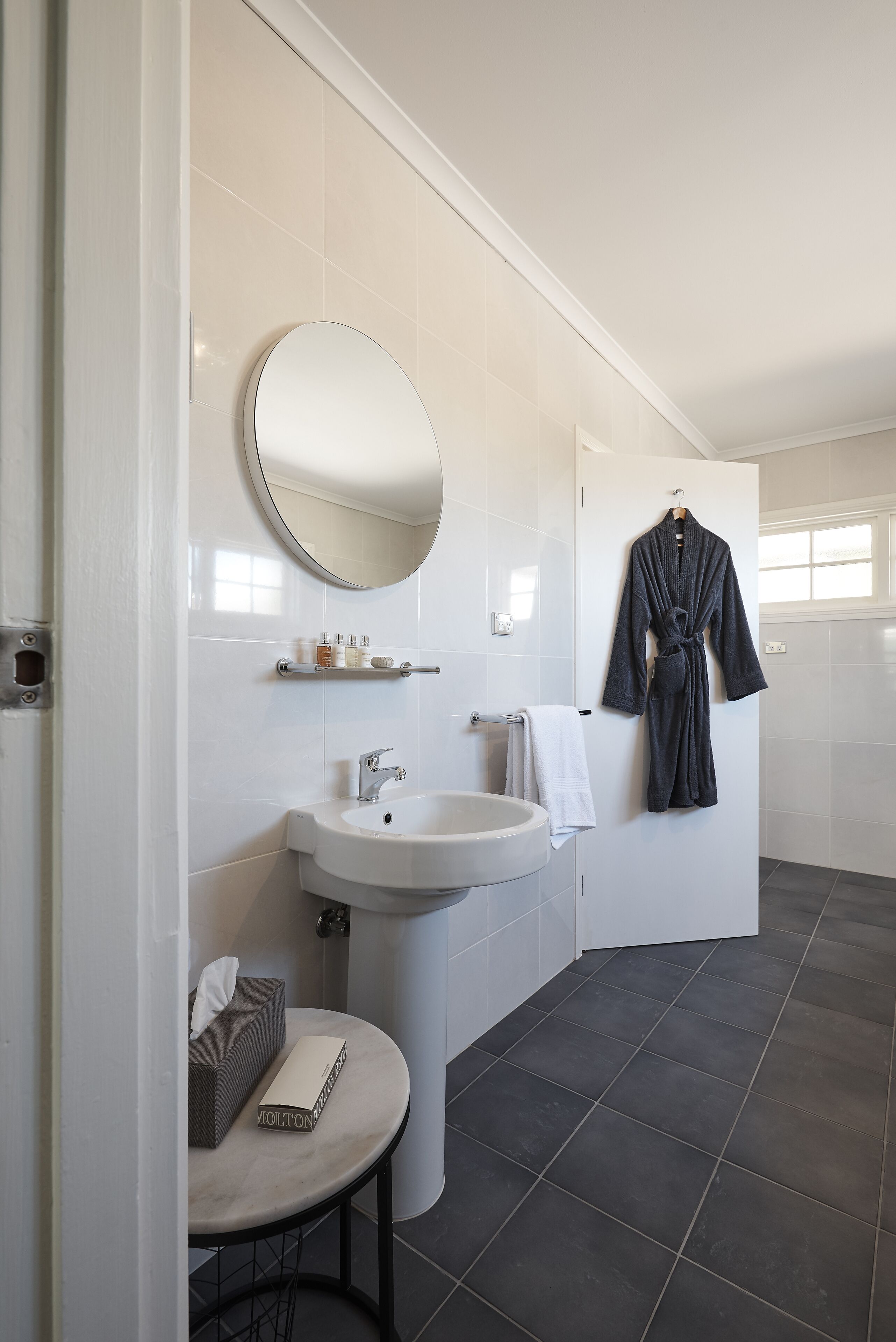 Tomfoolery Winegrower's Cottage — image 23