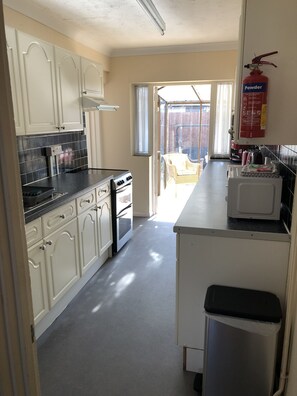 Family House, 3 Bedrooms | Private kitchen | Full-size fridge, microwave, oven, stovetop - Brookacre Self Catering (Cambridge)