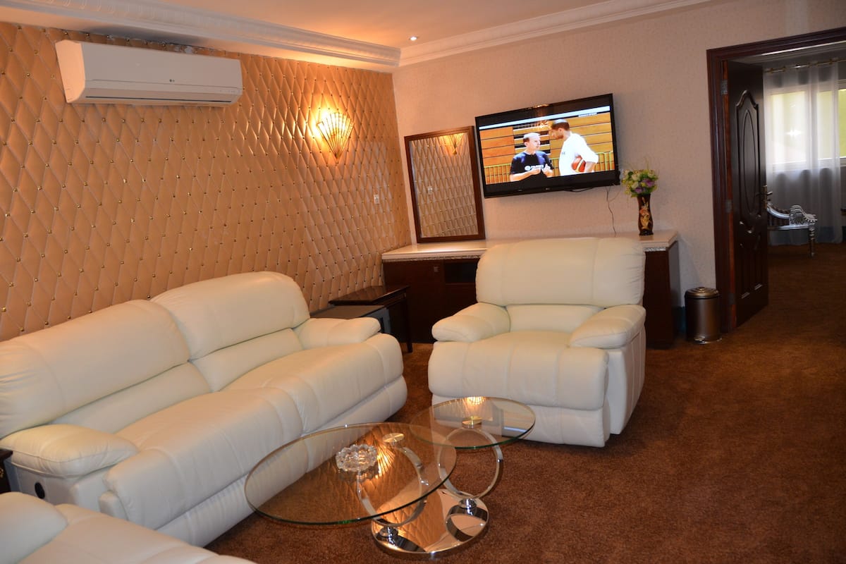 royal room | 1 bedroom, desk, laptop workspace, soundproofing