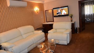 Royal-Zimmer | Schreibtisch, laptopgeeigneter Arbeitsplatz, schallisolierte Zimmer