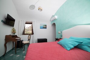 Tweepersoonskamer, 1 queensize bed, uitzicht op bergen (Ripolo 3) | Een minibar, een kluis op de kamer, een bureau, geluiddichte muren