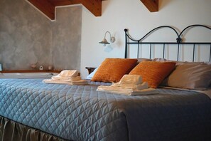 Quarto casal superluxo, vista para o mar (Piedirosso 4) | Frigobar, cofres nos quartos, escrivaninha, quartos à prova de som