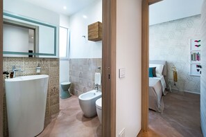 Villa, 3 habitaciones | Baño | Regadera, regadera tipo lluvia, secadora de cabello, bidet 