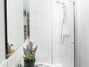 House, 3 Bedrooms | Bathroom | Towels - Central Stamford Townhouse (Stamford)