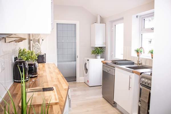 Casa, 3 habitaciones | Cocina privada | Refrigerador con congelador, microondas, horno y parrilla de estufa