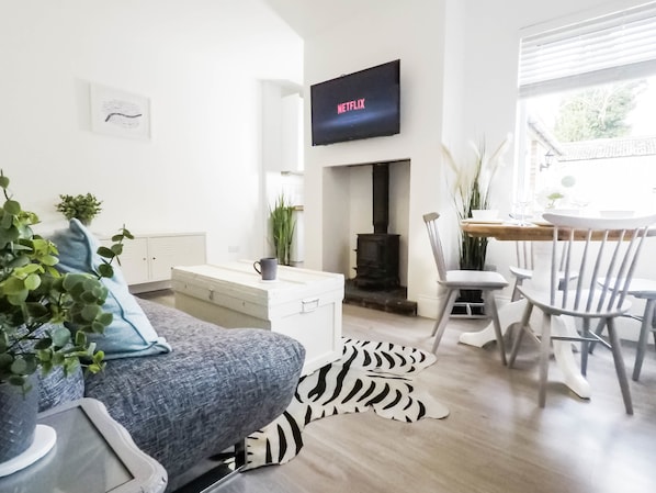 House, 3 Bedrooms | Living area | Smart TV, Netflix - Central Stamford Townhouse (Stamford)