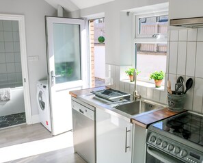 House, 3 Bedrooms | Private kitchen | Full-size fridge, microwave, oven, stovetop - Central Stamford Townhouse (Stamford)