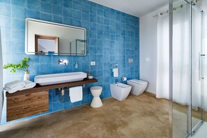Villa, 3 Bedrooms | Bathroom | Shower, rainfall showerhead, hair dryer, bidet - San Lorenzo - Lavanda (Noto)