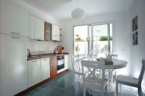 Refrigerador, placa de cocina, lavavajillas, tostadora