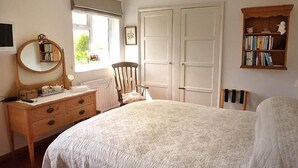 Unclassified image, 2 of 7, button - Apple Tree Cottage (Salisbury)