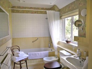 Suite, 2 habitaciones | Baño | Bañera y ducha independientes y artículos de higiene personal gratuitos