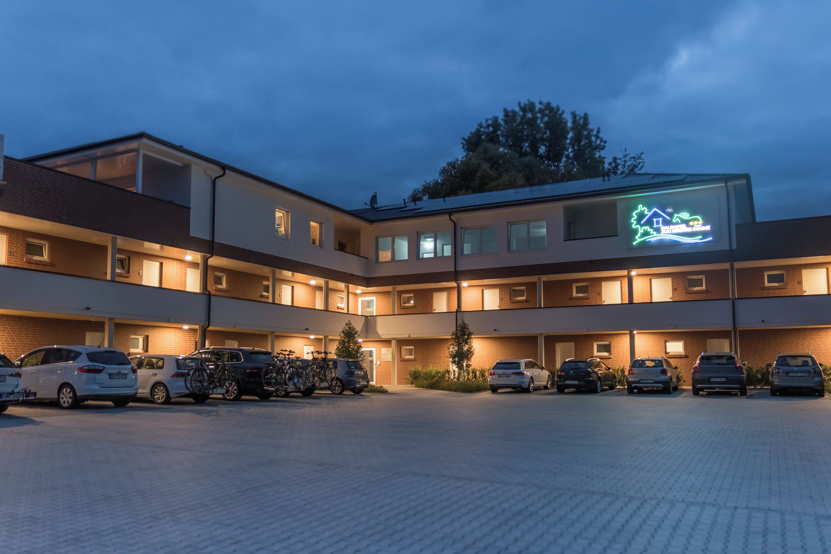 Un hôtel à plusieurs étages doté d’un parking.
