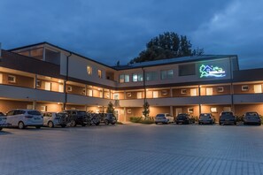 A multi-story hotel with a parking lot. - Waldhotel Zum Bergsee Damme (Damme)