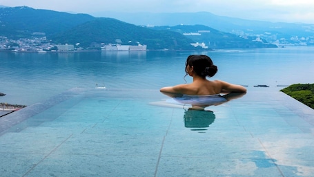 プール. 時間を旅する宿 海のはな