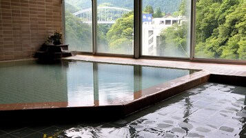 Una piscina techada, una piscina al aire libre