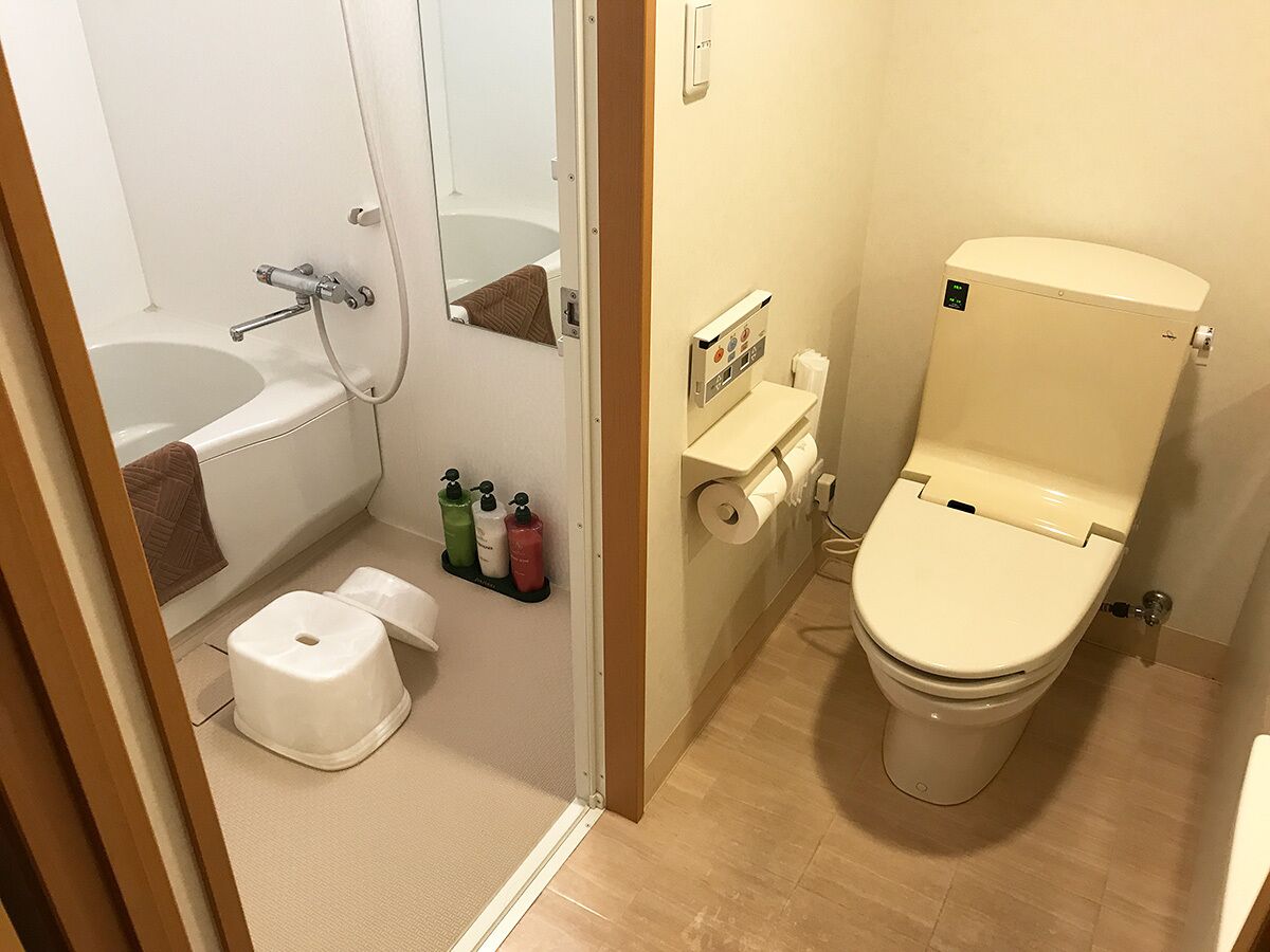 combined shower/bathtub, free toiletries, hair dryer, slippers