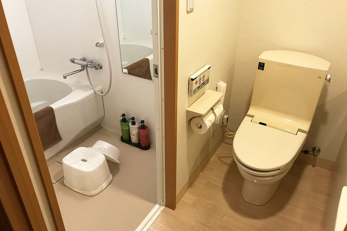 combined shower/bathtub, free toiletries, hair dryer, slippers