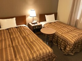 Habitación con 2 camas individuales | Escritorio, espacio para trabajar con un portátil, cortinas opacas