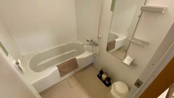 Combined shower/bathtub, free toiletries, hair dryer, slippers