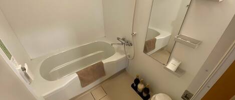 Bañera con ducha, artículos de tocador gratuitos, secador de pelo