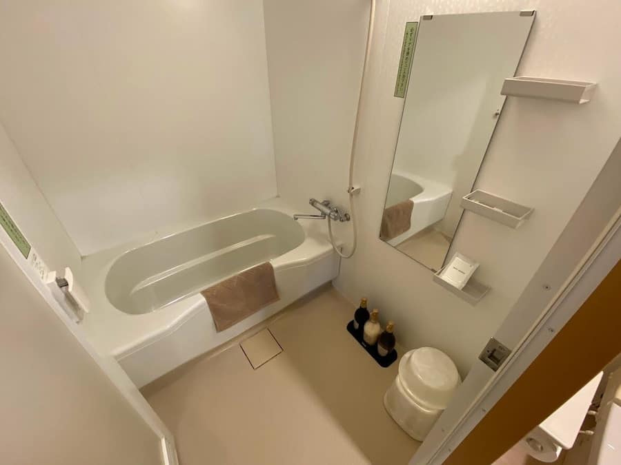 Combined shower/bathtub, free toiletries, hair dryer, slippers