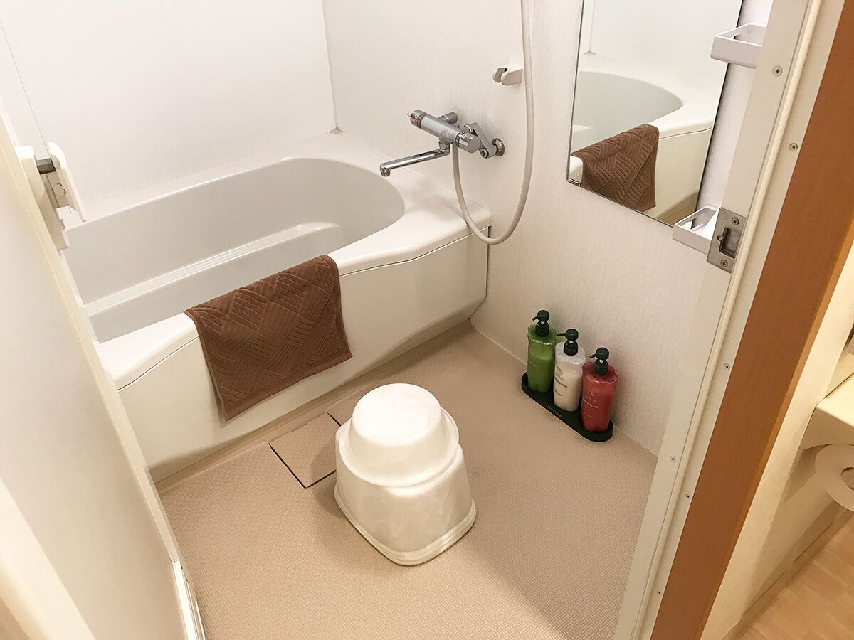 semi double room | bathroom | combined shower/bathtub, free toiletries, hair dryer, slippers