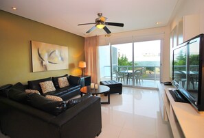 家庭公寓, 3 間臥室, 城市景 | 客廳 | 平面電視