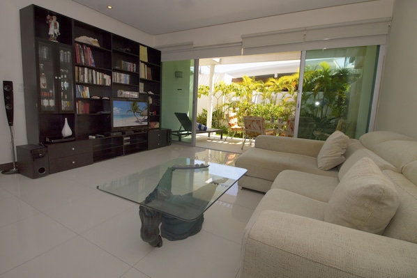 Superior Apartment, 2 Brooms with Beach Club Access | Aire de séjour | Téléviseur à écran plat