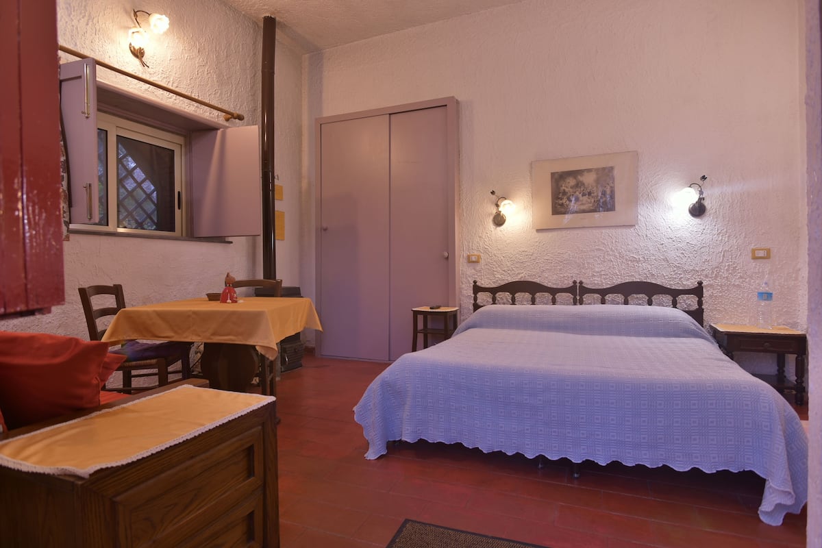 Habitación triple (POLIFEMO) | Ropa de cama hipoalergénica, colchones viscoelásticos, caja fuerte