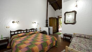 Habitación triple (SOLE) | Ropa de cama hipoalergénica, colchones viscoelásticos, caja fuerte