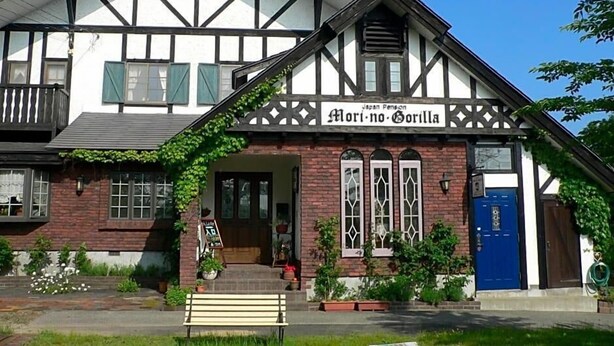 Un edificio tradicional con un letrero que dice 'Mori-no-Gorilla'.