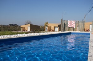 室外游泳池，日光浴躺椅