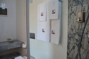Habitación doble, vistas al viñedo | Baño | Ducha, artículos de higiene personal gratuitos y secador de pelo
