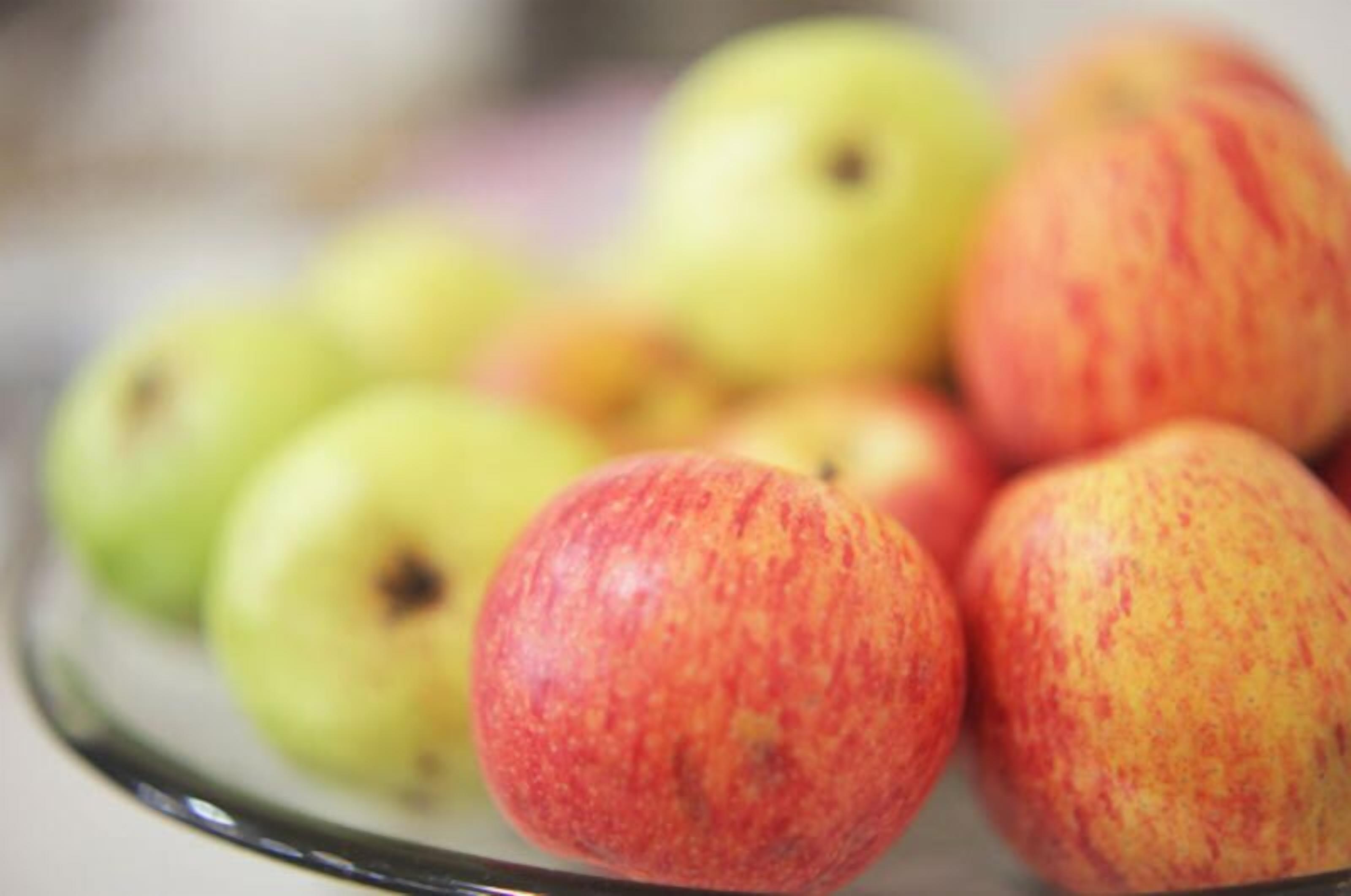 A bowl of apples.
