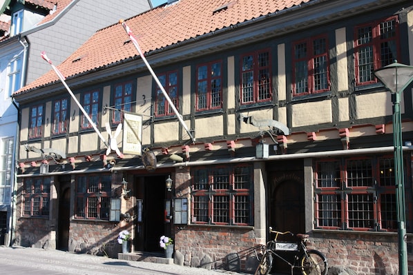 Lunch and dinner served