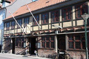 Der serveres frokost og aftensmad