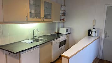 Køleskab/fryser i fuld størrelse, ovn, kogeplade, opvaskemaskine