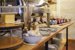 每日供应欧陆式早餐（每人 DKK 125.00）