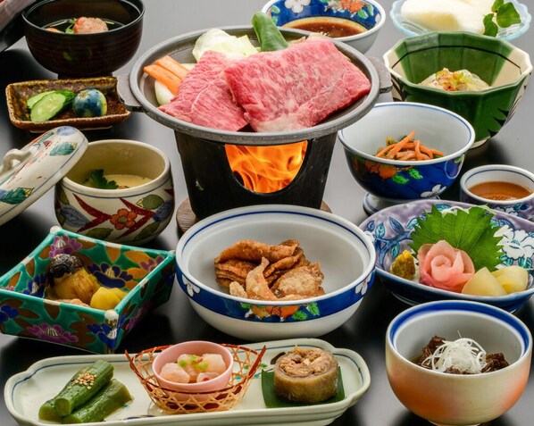 On y propose une variété de plats japonais, notamment un plat mijoté à base de viande, de légumes et d’accompagnements.