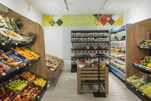 Shopping centre - Falkensteiner Premium Mobile Homes and Camping Zadar (Zadar)