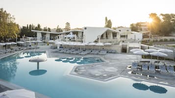 Seasonal outdoor pool, pool umbrellas, sun loungers