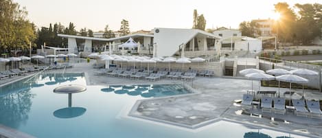 Piscine extérieure (ouverte en saison), parasols de plage