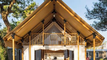 Tent | Peti besi dalam bilik, langsir/tirai gelap terus