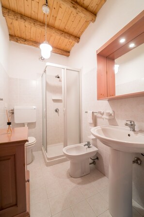 Standard Apartment, Private Bathroom, Garden View (Appartamento Plumbago) | Bathroom